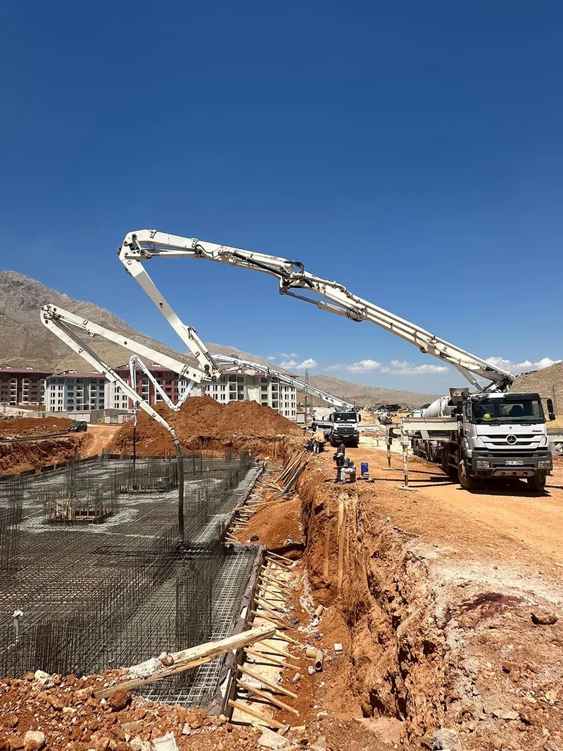 Şantiyede pompa ile beton dökümü