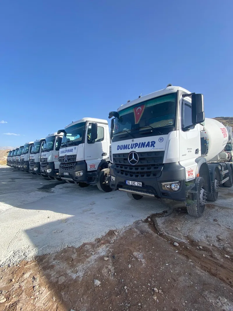 Zencefir Beton transmikserlerinin santral sahasındaki sıralı görünümü