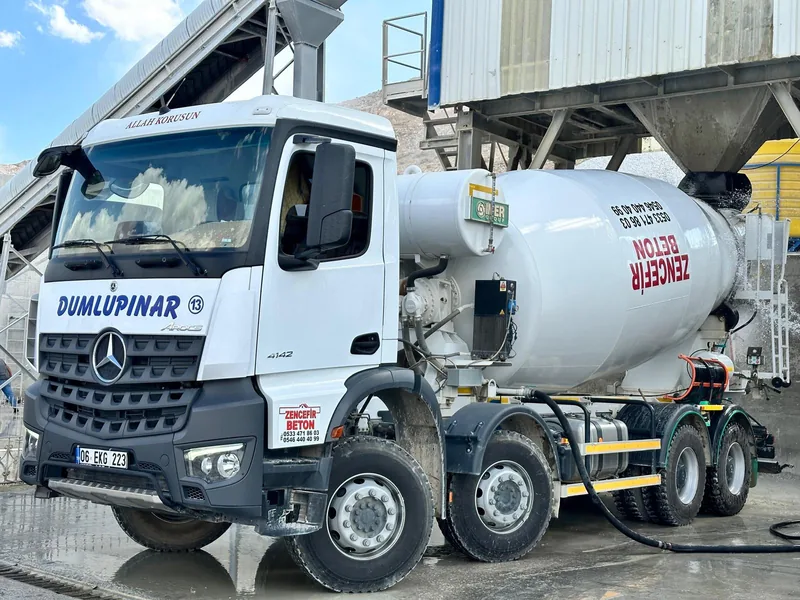 Zencefir Beton santralinde transmikser ve üretim alanı